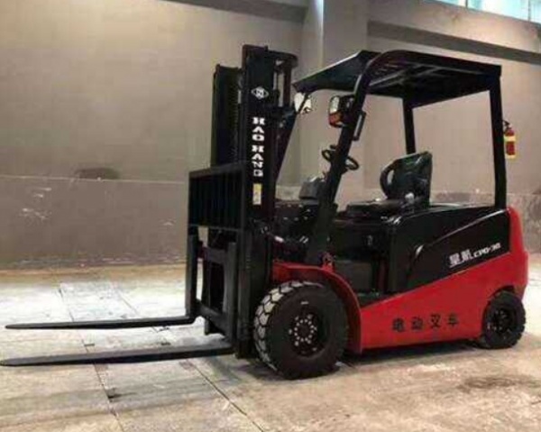 叉车装卸超高货物时需要采取哪些特殊措施？