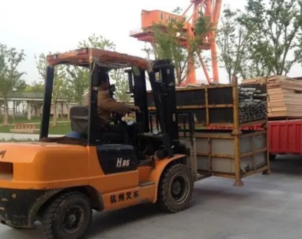 叉车卸货时怎样处理不同规格货物的有序摆放？