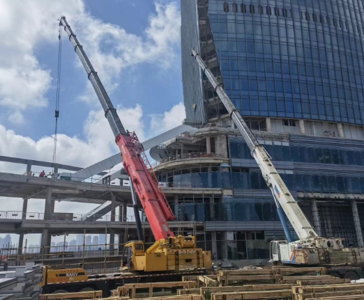 吊车在起重过程中如何保证起吊的设备能够平稳？