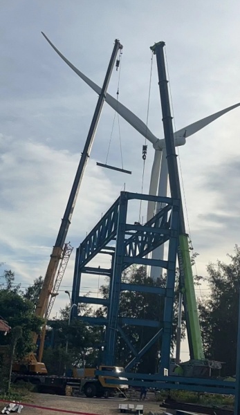 设备吊装前怎样进行全面的风险评估和预案制定？