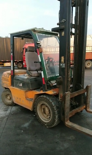 叉车卸货如何应对恶劣天气条件？