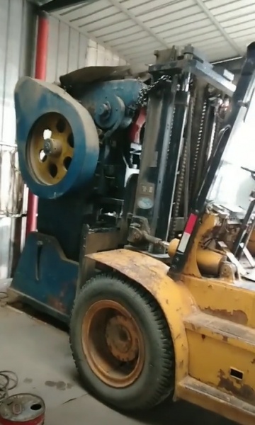 叉车装卸大型设备怎样制定安全可靠的方案？