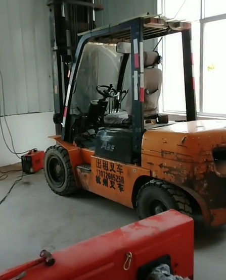 叉车卸货时如何保障周边环境的安全？