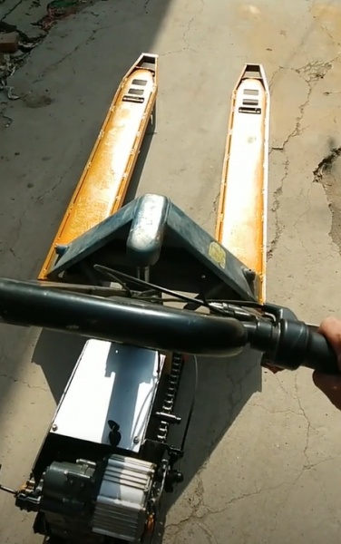 叉车卸货时如何保障周边环境的安全？