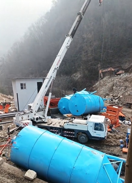 吊车在进行设备倾斜吊装时有哪些注意事项？