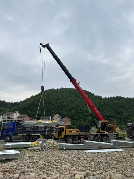 五十多米高的楼层需要吊一个设备上去得用多大吨位的吊车合适？