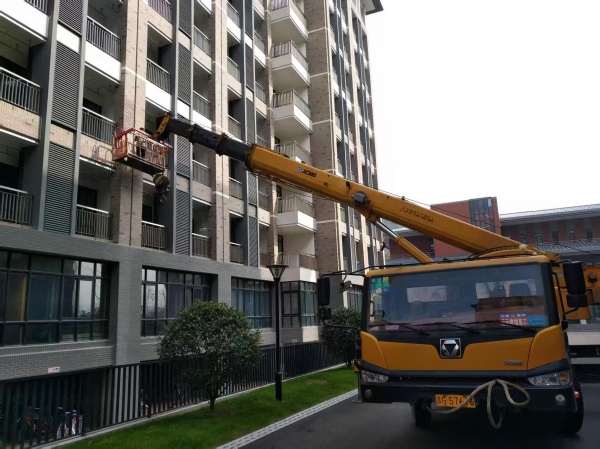 50吨的设备就用50吨的吊车进行起重就可以吗？