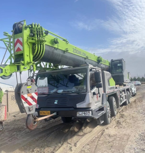 吊车吊装重物时如何保持平衡，防止倾斜事故？