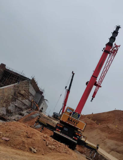 吊车的起重臂材质不断改进，这对强度有何影响？