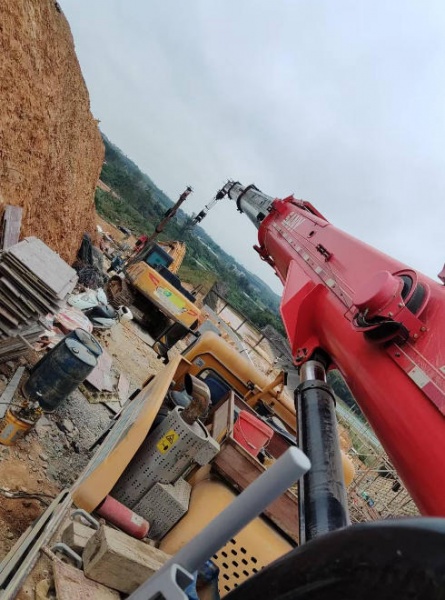 随着城市发展，吊车怎样适应越来越拥挤的施工环境？