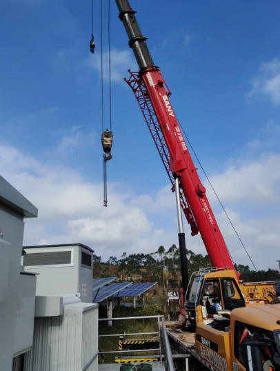 面对高空交叉作业，吊车如何确保与其他设备不冲突？