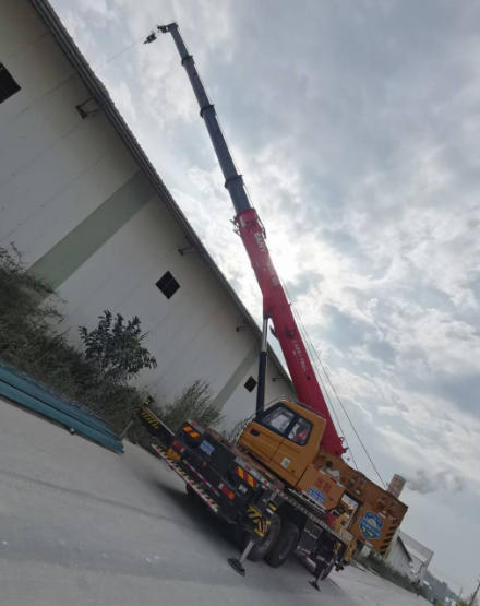 吊车的回转机构十分重要，怎样保养才能减少磨损？