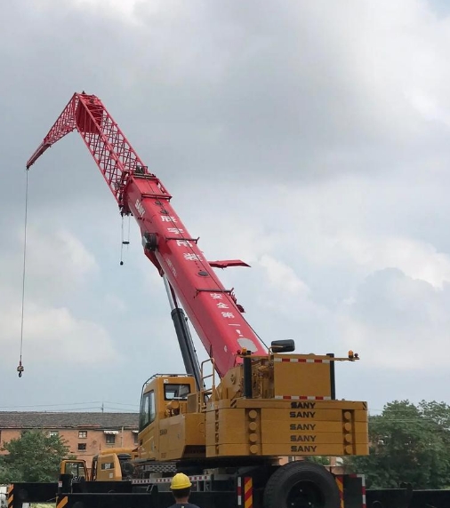 网上看到过很多吊车侧翻的新闻，导致侧翻的原因有哪些？