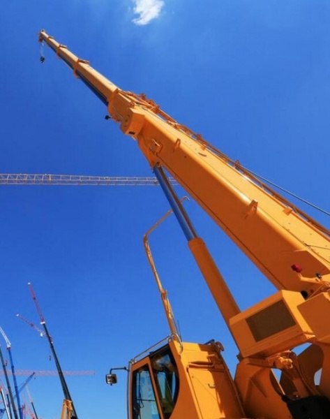 吊车的维护需要定期检查哪些部件，重要性如何？