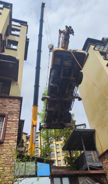 在比较狭窄的空间里面进行比较大型的设备吊装需要注意什么？