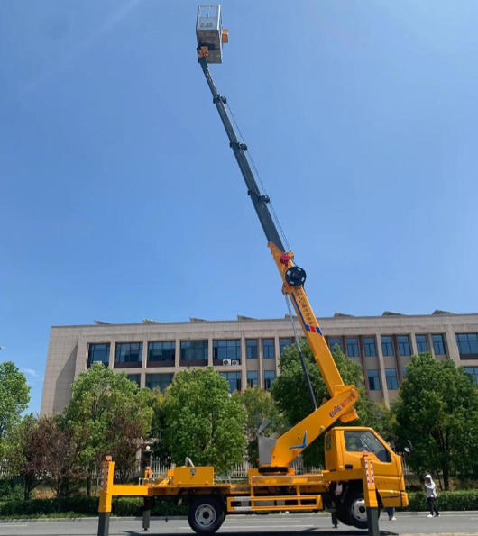 登高车在广告牌更换作业中的效率如何保证呢？