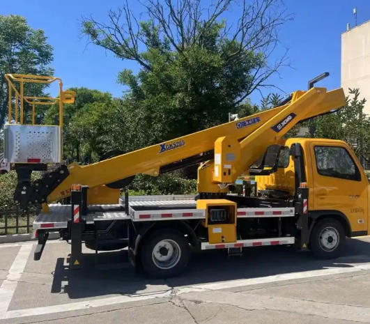 如何确保登高车在寒冷天气下的液压系统正常工作呢？