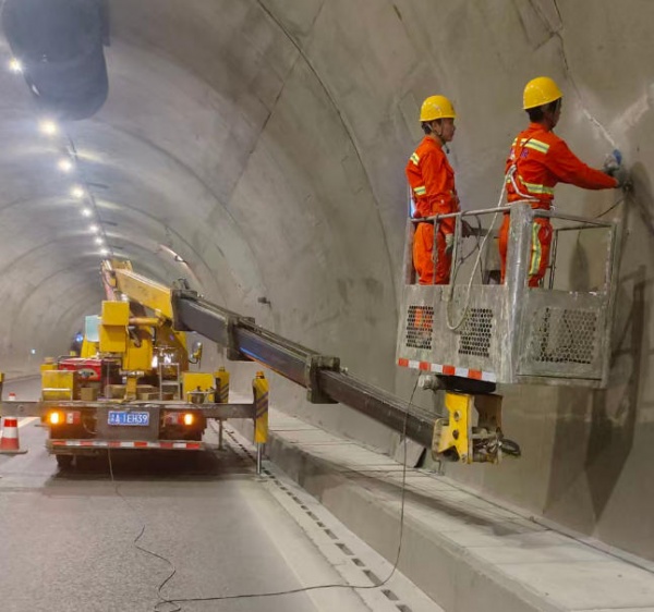 在使用吊车进行吊装作业时，应如何确保现场安全？