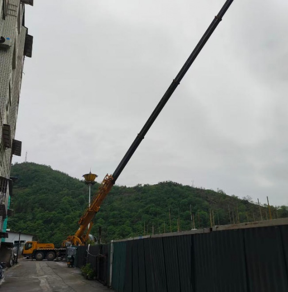 吊车在进行高空作业时，应采取哪些特殊的安全措施？