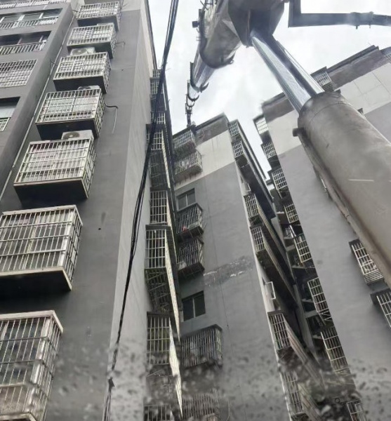 吊车司机在遇到紧急情况时应如何操作吊车以避险？