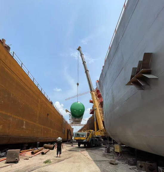 在吊装重物时，如何准确估算其重量以避免超载？