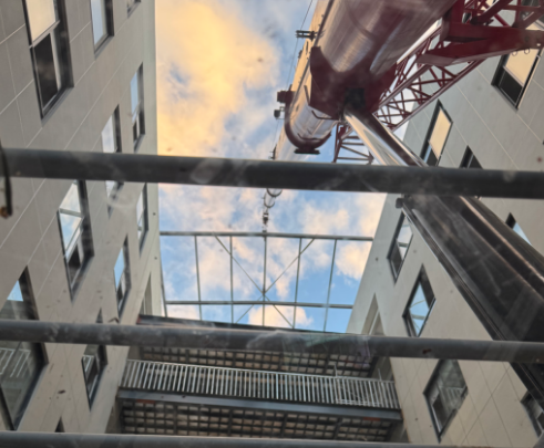 吊车出租在复杂地形下能正常作业吗？