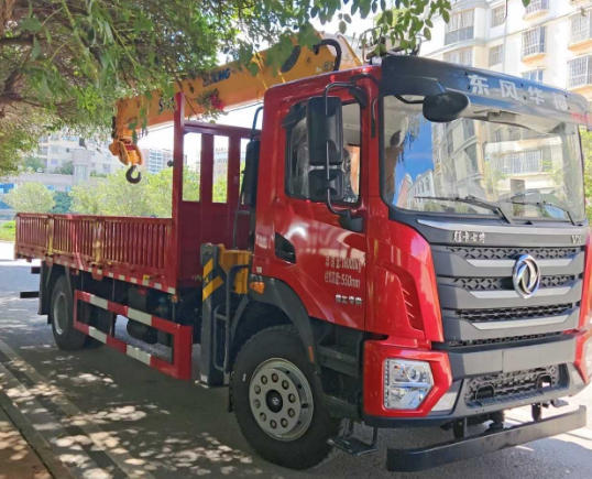 在狭窄街道进行作业，吊车如何克服空间限制？