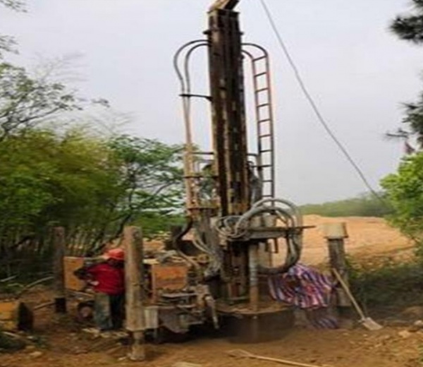 贺州钻井的地下水流向对水质有何影响？如何加以利用？