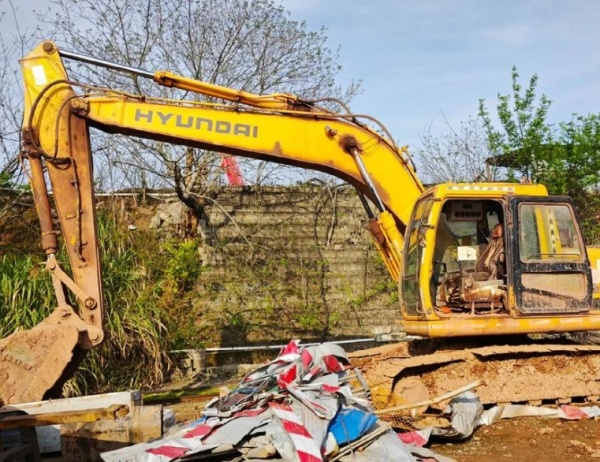 如何根据不同的挖掘半径选择合适的挖机型号？