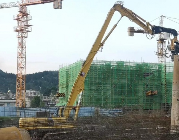 长臂挖机租赁类型在水利工程中的应用特点是什么？