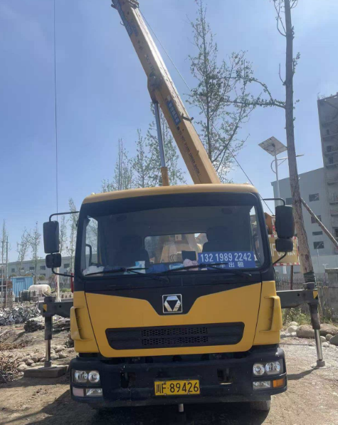 吊车的驾驶技巧与安全要点：保障吊运作业顺利进行的指南！