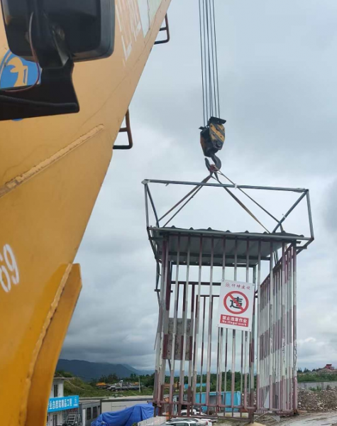 吊车在大型建筑项目中的角色：协同作业与精准吊运之道！