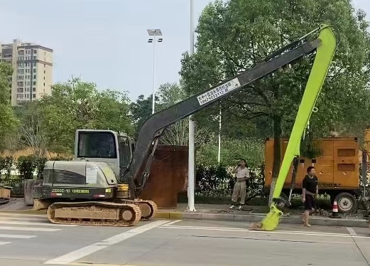 长臂挖机的工作效率是如何通过技术改进而提高的？