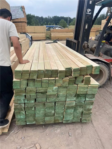 河南防腐木厂家介绍如何购买好的防腐木花箱