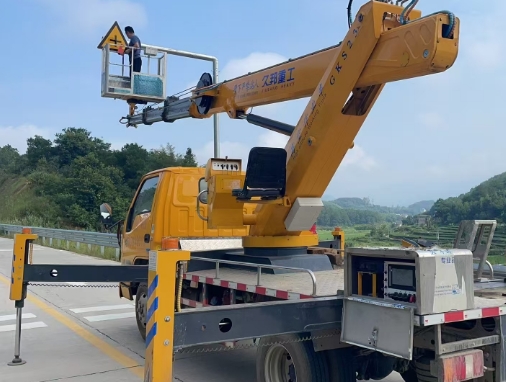 高空车在广告安装行业中的操作灵活性与精准度怎样保证？