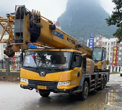 贺州八步区吊车出租公司，吨位全，长租短租都可以！