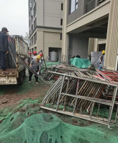 对于高层住宅建设，哪种脚手架出租方案能兼顾成本与施工便利性？