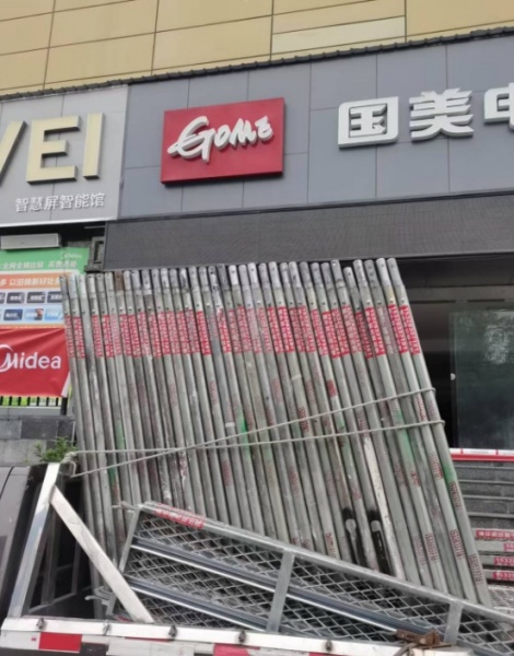 在极端天气条件下，脚手架出租的安全防护配件是否齐全有效？