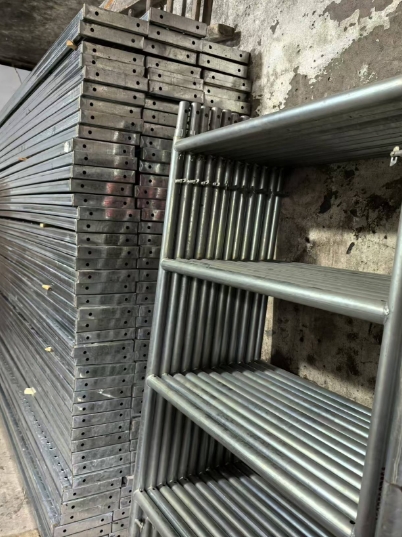 怎样通过签订合同条款，约束脚手架出租方按时提供优质服务？