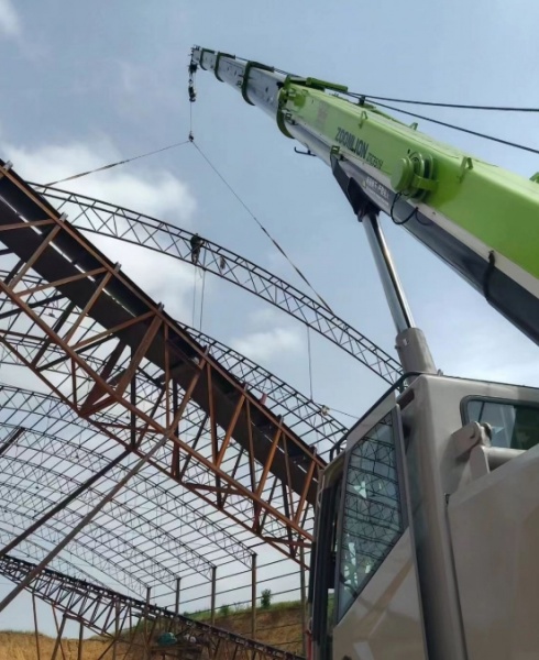 若在寻乌租赁的吊车司机与现场施工人员沟通不畅，如何解决？