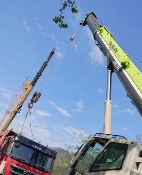 租赁吊车时，如何确保西宁出租方的设备在当地的年检和认证情况良好？