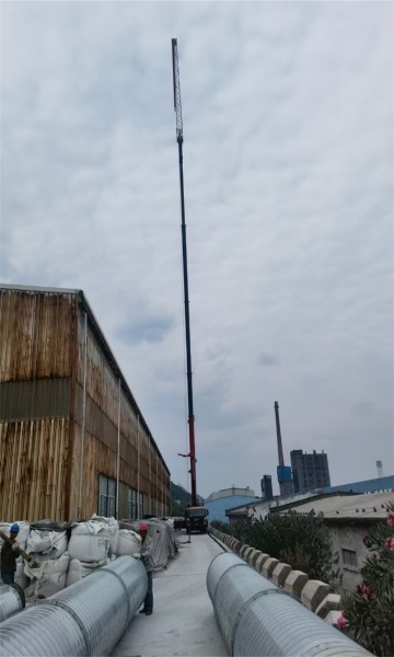 吊车的回转半径大小是否符合作业场地的限制？