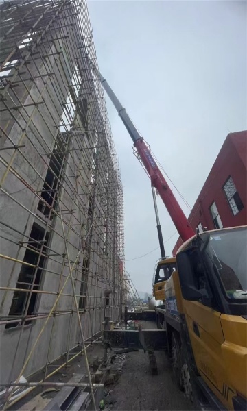 租金中是否包含了吊车的燃油费等额外费用？