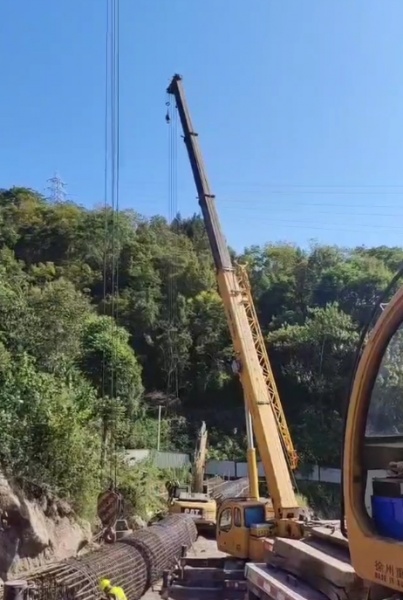 河道清淤淤泥吊运，实用吊车出租解决清运难题！