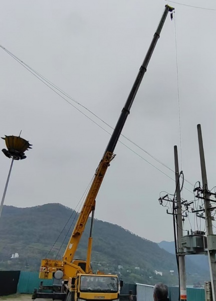 水坝建设石材吊运，坚固吊车出租夯实工程根基！