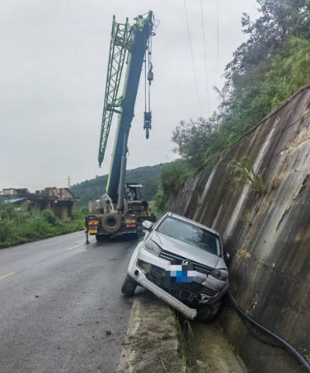 吊车司机在作业过程中，如何避免与施工人员发生言语冲突？