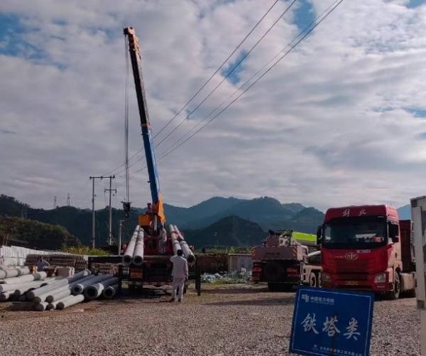 吊车在作业时，安全防护存在风险需要立即停止吊运工作吗？