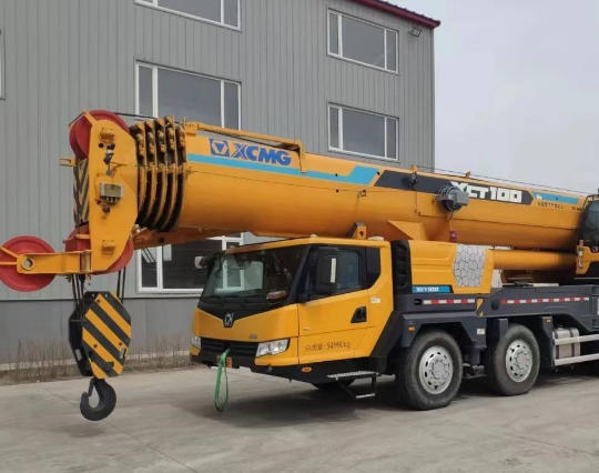 当吊车需要在狭窄的隧道内作业时，有哪些防护措施？