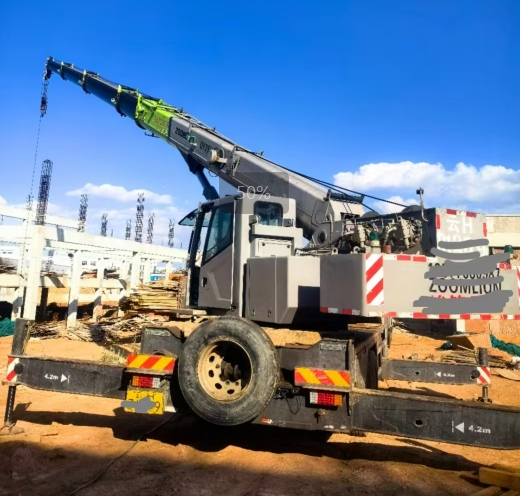 吊车在异地作业时，如何解决运输难题确保吊车按时进场？