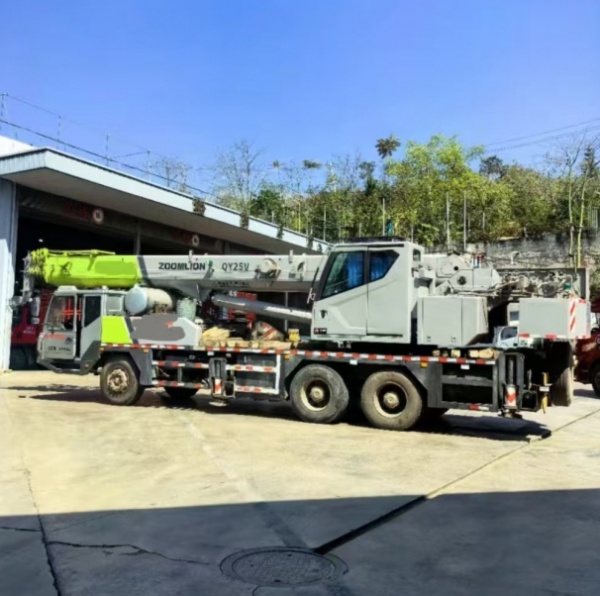 当吊车在高温环境下作业，如何保障液压系统正常？